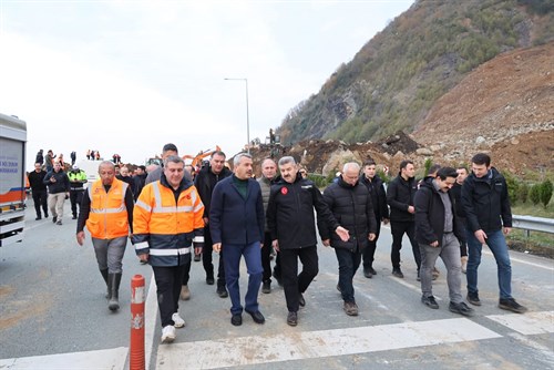 Valimiz Sayın Dr. Turan Ergün, Arhavi'deki Heyelan Bölgesinde İncelemelerde Bulundu