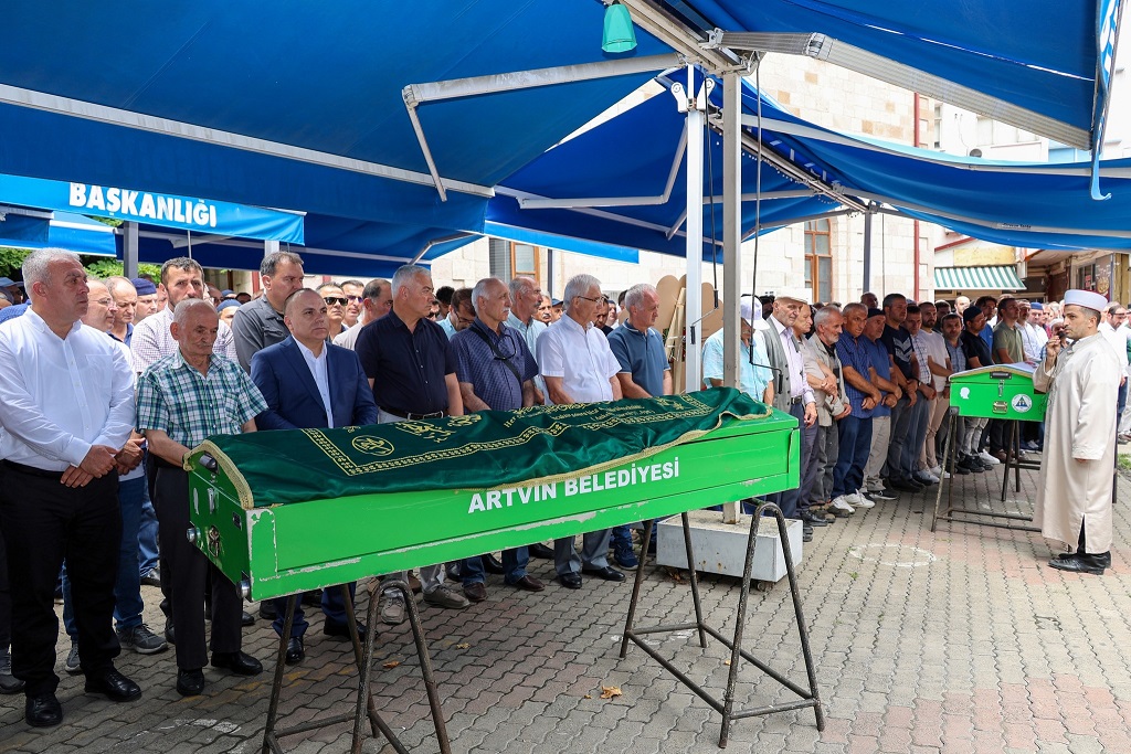 Valimiz Sayın Cengiz Ünsal Erdem ve Demir Ailelerinin Cenaze Törenine Katıldı