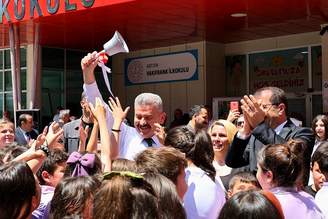 Valimiz Dr. Turan Ergün, Öğrencilerimizin Karne Heyecanına Ortak Oldu