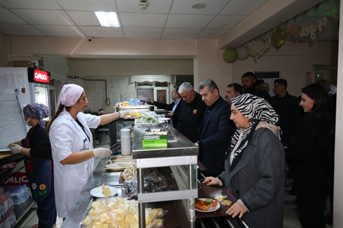 Valimiz Sayın Dr. Turan Ergün, Şavşat Kız Öğrenci Yurdunda Öğrencilerle Sahur Programında Bir Araya Geldi